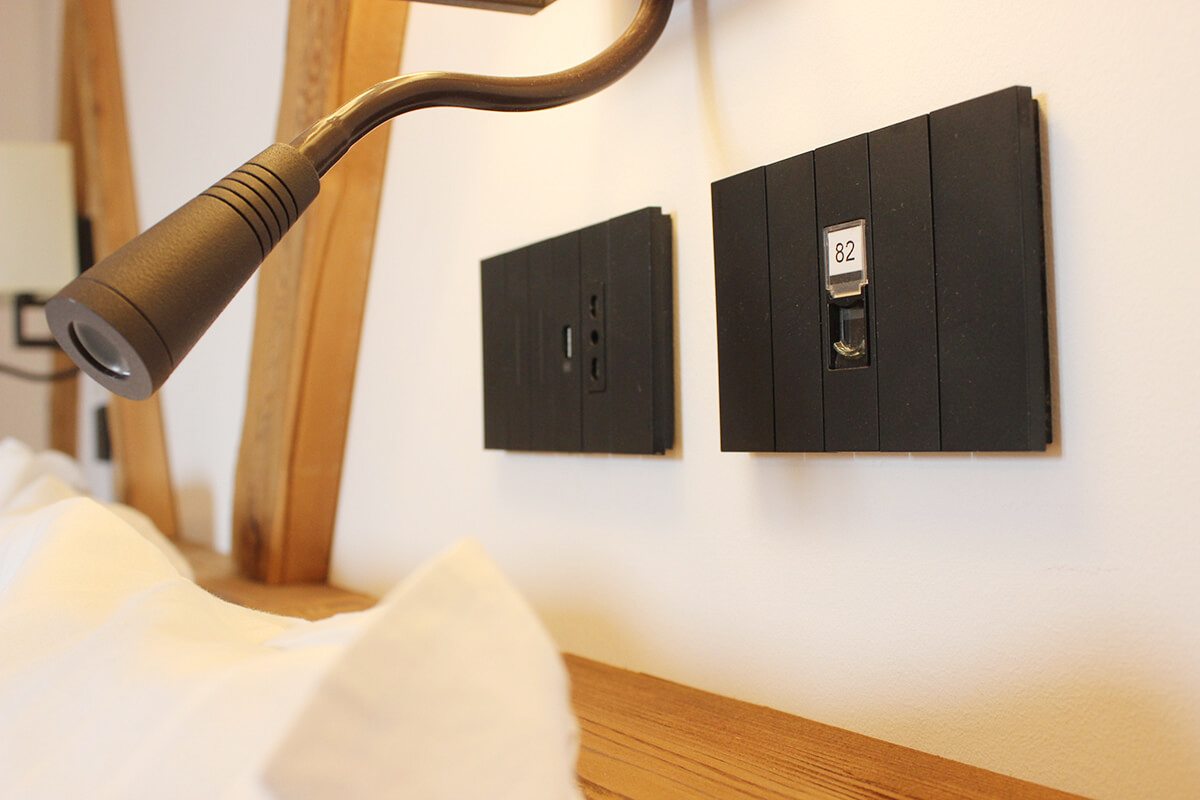 L’innovativa serie civile Living Now di BTicino si integra perfettamente anche con gli arredi ispirati alla tradizione bellunese