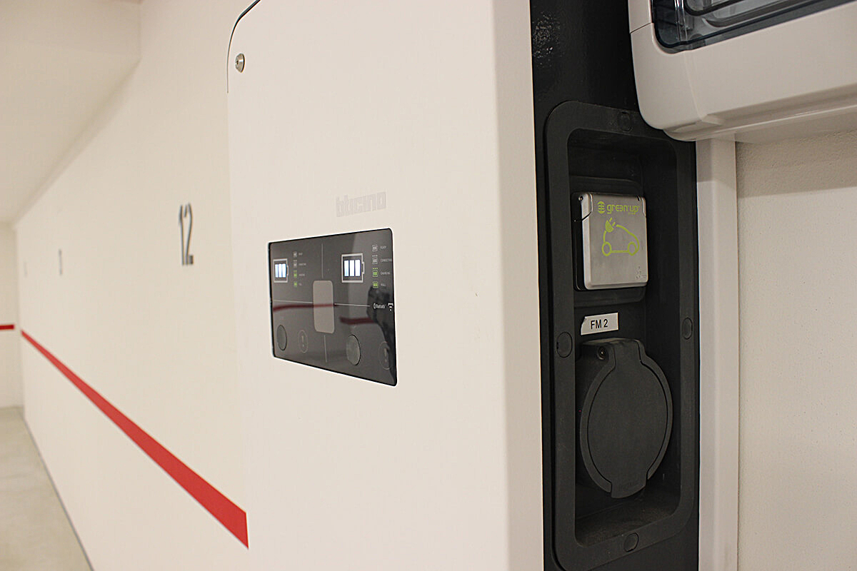 Nel parcheggio interno, le due colonnine di ricarica per veicoli elettrici Green’up di BTicino possono essere programmate per sfruttare l’energia fotovoltaica prodotta dall’Hotel